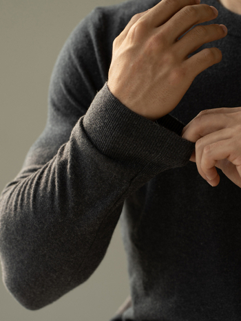 Pleteni džemper uskog kroja s okruglim izrezom, dugim rukavima, jesen 2025