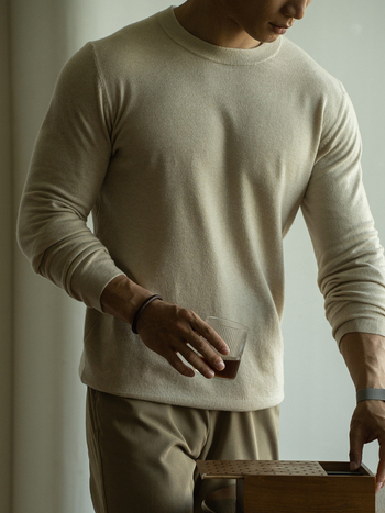 Pleteni džemper uskog kroja s okruglim izrezom, dugim rukavima, jesen 2025