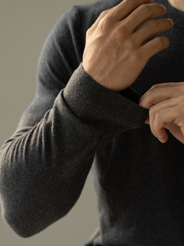 Pleteni džemper uskog kroja s okruglim izrezom, dugim rukavima, jesen 2025