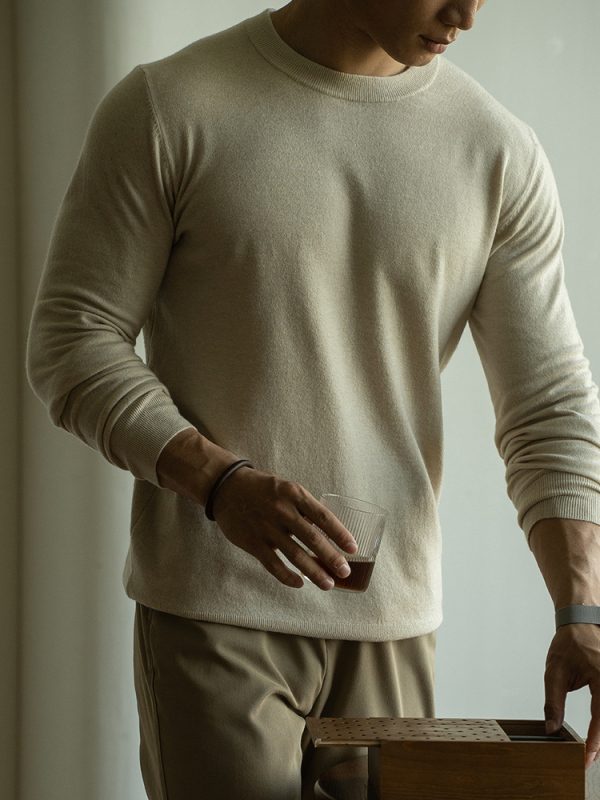 Pleteni džemper uskog kroja s okruglim izrezom, dugim rukavima, jesen 2025