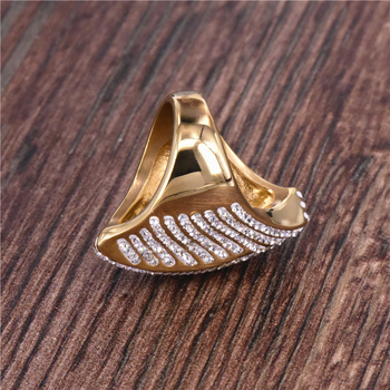 Gyűrű titánacélból, agyag díszítésekkel és strassz kövekkel, aranyozott, női divat ékszer