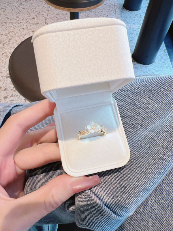 Női gyűrű cirkón virággal, réz aranyozott felülettel, korona és szív alak, felületkezelés: polírozott elektroplakálás, stílus: gyűrű