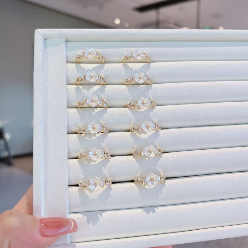 Női gyűrű cirkón virággal, réz aranyozott felülettel, korona és szív alak, felületkezelés: polírozott elektroplakálás, stílus: gyűrű