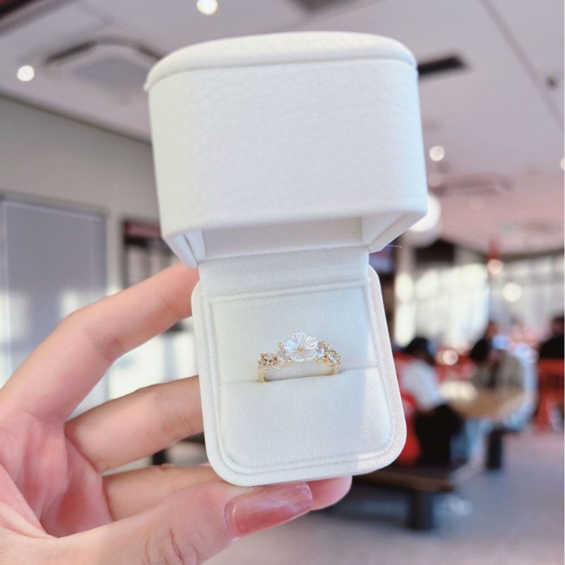 Női gyűrű cirkón virággal, réz aranyozott felülettel, korona és szív alak, felületkezelés: polírozott elektroplakálás, stílus: gyűrű