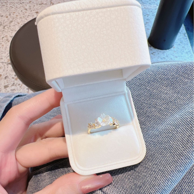 Női gyűrű cirkón virággal, réz aranyozott felülettel, korona és szív alak, felületkezelés: polírozott elektroplakálás, stílus: gyűrű