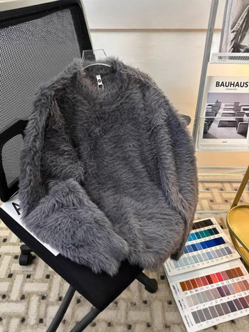 Džemper s dugim rukavima, okrugli izrez, slobodan kroj, prugasti uzorak; tkanina od pamuk-mešavine s 90% poliester