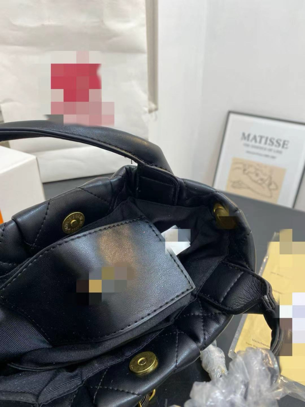 Torba od prave kože u obliku mašne, s džepom na zip, magnetsko zatvaranje, platnena podstava