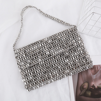 Pod pazuhom torba od akrila, ručno pletene perle i biseri, metalik šljokice; otvoreni vrh; horizontalni kvadratni oblik; džep za mobitel; bez podstavlja; dvije naramenice