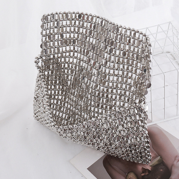 Pod pazuhom torba od akrila, ručno pletene perle i biseri, metalik šljokice; otvoreni vrh; horizontalni kvadratni oblik; džep za mobitel; bez podstavlja; dvije naramenice