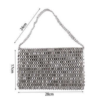 Pod pazuhom torba od akrila, ručno pletene perle i biseri, metalik šljokice; otvoreni vrh; horizontalni kvadratni oblik; džep za mobitel; bez podstavlja; dvije naramenice