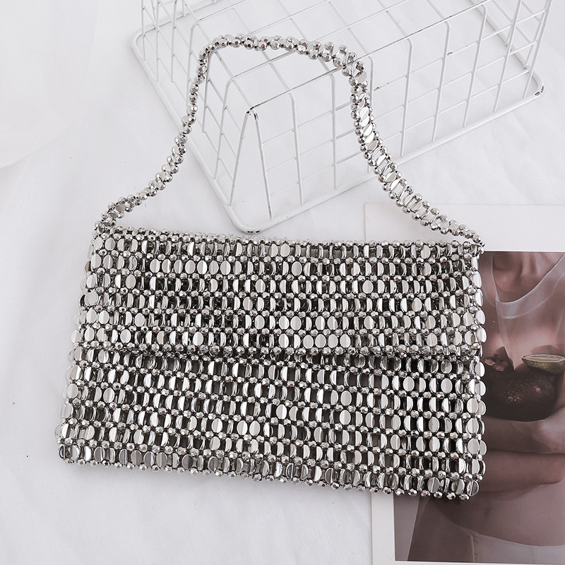 Pod pazuhom torba od akrila, ručno pletene perle i biseri, metalik šljokice; otvoreni vrh; horizontalni kvadratni oblik; džep za mobitel; bez podstavlja; dvije naramenice