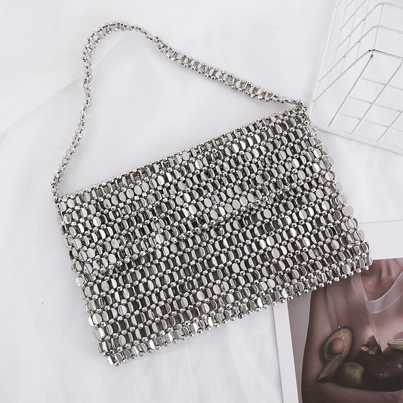 Pod pazuhom torba od akrila, ručno pletene perle i biseri, metalik šljokice; otvoreni vrh; horizontalni kvadratni oblik; džep za mobitel; bez podstavlja; dvije naramenice