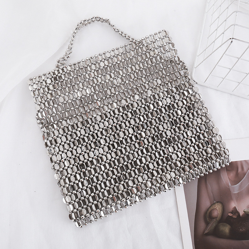 Pod pazuhom torba od akrila, ručno pletene perle i biseri, metalik šljokice; otvoreni vrh; horizontalni kvadratni oblik; džep za mobitel; bez podstavlja; dvije naramenice