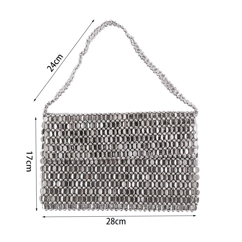 Pod pazuhom torba od akrila, ručno pletene perle i biseri, metalik šljokice; otvoreni vrh; horizontalni kvadratni oblik; džep za mobitel; bez podstavlja; dvije naramenice