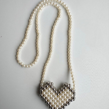 KNIORER Perlena torba za ramenu u obliku srca, od akrila, otvorena džep, s jednom naramenicom, urban minimalistički stil