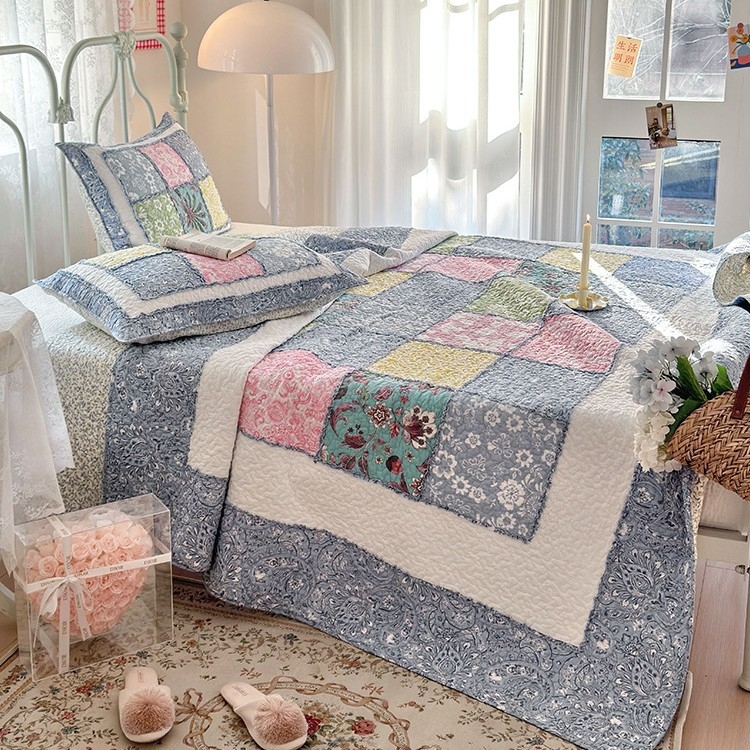 Patchwork prešiveni set posteljine – 100% pamuk, cvjetni uzorak, velik reljefni kockasti dezen, prekrivac za krevetu, 3-djelni set
