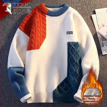 Pleteni pulover s okruglim izrezom, slobodan kroj, debeli materijal; poliester s dlakom zajca, detalj s našivkom