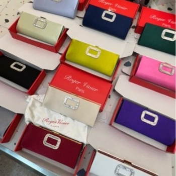 Елегантна зряла дама копринена вечерна чантичка с хоризонтална квадратна форма и заключване, пролет 2025