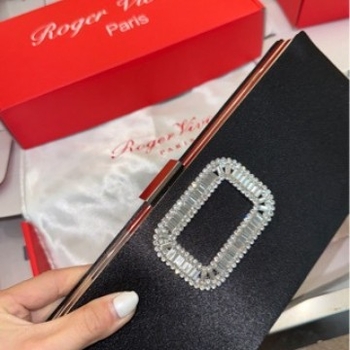 Елегантна зряла дама копринена вечерна чантичка с хоризонтална квадратна форма и заключване, пролет 2025