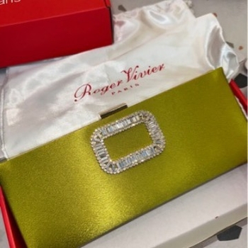 Елегантна зряла дама копринена вечерна чантичка с хоризонтална квадратна форма и заключване, пролет 2025