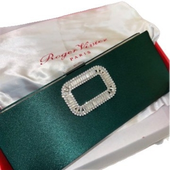 Елегантна зряла дама копринена вечерна чантичка с хоризонтална квадратна форма и заключване, пролет 2025