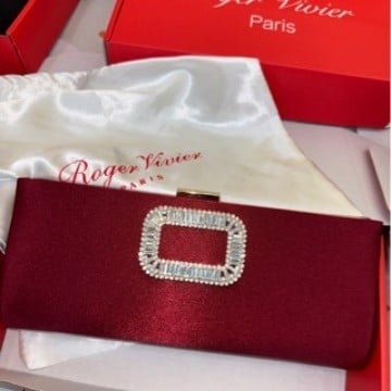 Елегантна зряла дама копринена вечерна чантичка с хоризонтална квадратна форма и заключване, пролет 2025