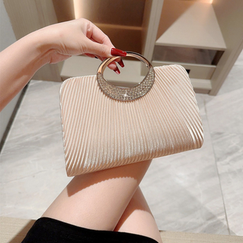 Yili estélyi táska, vízszintes négyzet alakú, poliészter külső és bélés, mágneses zárás, zseb a telefonhoz