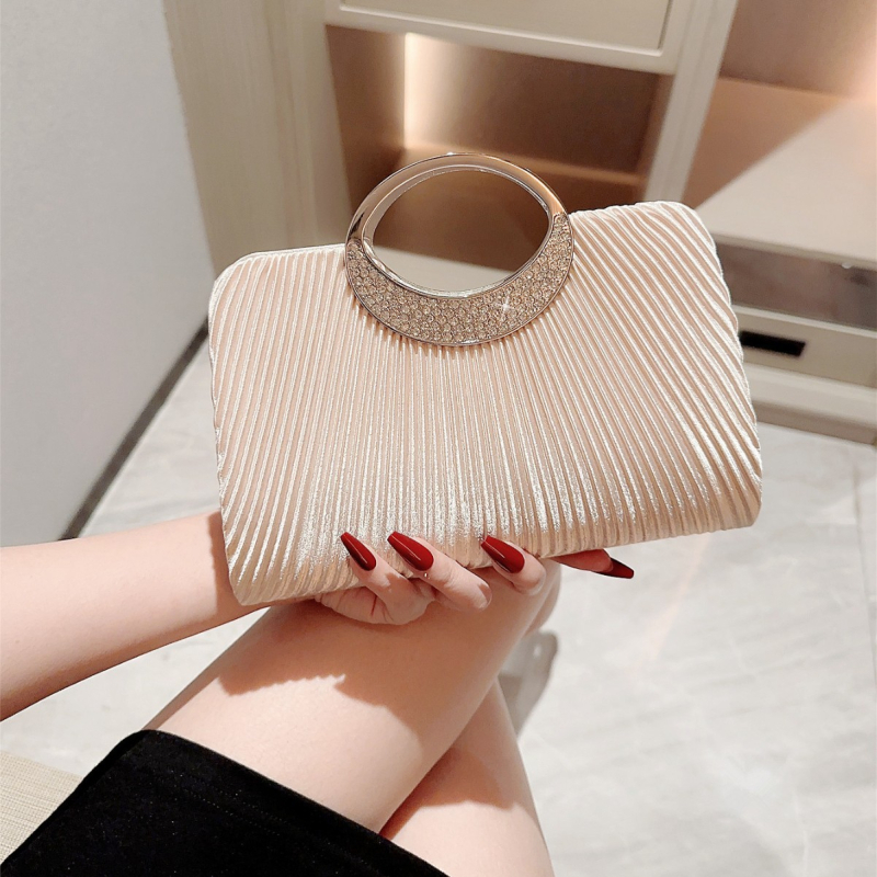 Yili estélyi táska, vízszintes négyzet alakú, poliészter külső és bélés, mágneses zárás, zseb a telefonhoz