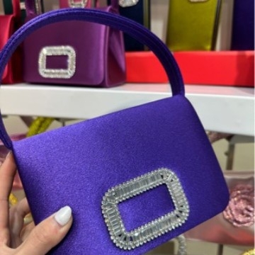 Baršunasta večernja clutch torbica za zrelu ženu — vodoravni kvadratni oblik, zatvaranje lokk, unutarnja pretinica za telefon