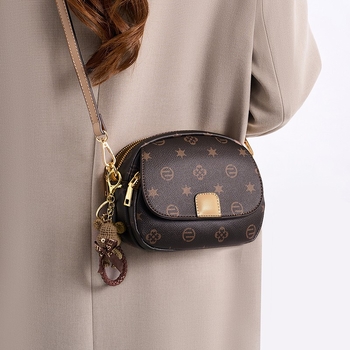 Casual crossbody torba, horizontalni kvadratni oblik, otvaranje na zip, poliester podstava, skriveni džep sa zatvaračem
