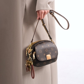 Casual crossbody torba, horizontalni kvadratni oblik, otvaranje na zip, poliester podstava, skriveni džep sa zatvaračem