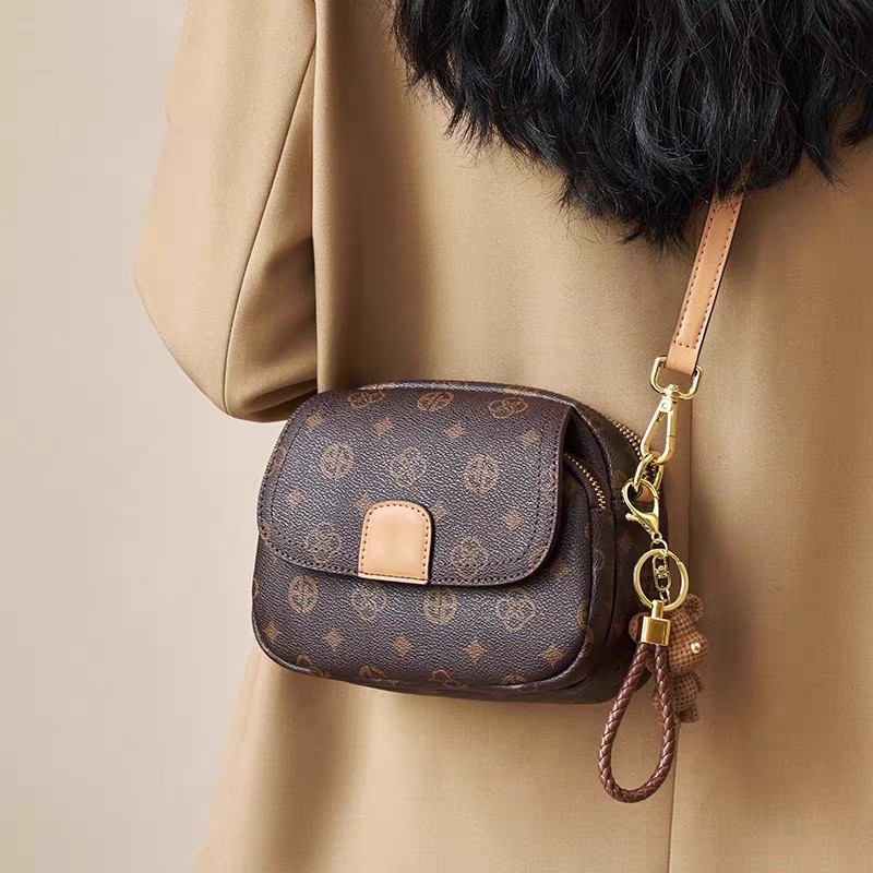 Casual crossbody torba, horizontalni kvadratni oblik, otvaranje na zip, poliester podstava, skriveni džep sa zatvaračem