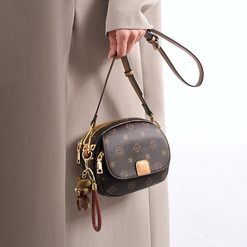 Casual crossbody torba, horizontalni kvadratni oblik, otvaranje na zip, poliester podstava, skriveni džep sa zatvaračem