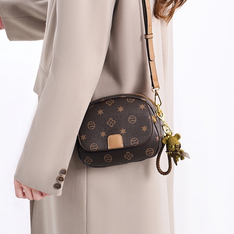 Casual crossbody torba, horizontalni kvadratni oblik, otvaranje na zip, poliester podstava, skriveni džep sa zatvaračem