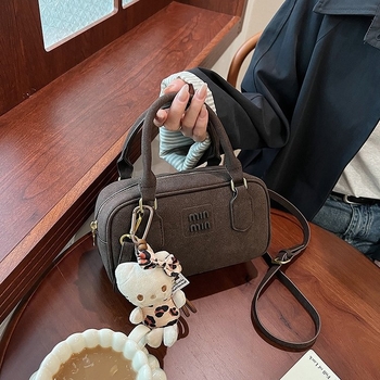 PU ženska torba u street stilu, horizontalian kvadratnog oblika, crossbody sa zatvaranjem na zip, poliesterska podstava, unutarnji džep za telefon, jedan remen, jesen 2025