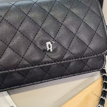 PU crossbody torba, horizontalni kvadratni oblik, zatvaranje s preklopom, podstava od goveđe kože, unutarnji ID pretinac