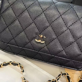 PU crossbody torba, horizontalni kvadratni oblik, zatvaranje s preklopom, podstava od goveđe kože, unutarnji ID pretinac