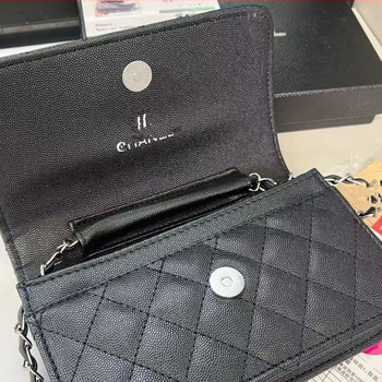 PU crossbody torba, horizontalni kvadratni oblik, zatvaranje s preklopom, podstava od goveđe kože, unutarnji ID pretinac