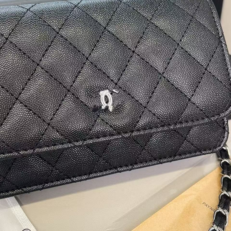 PU crossbody torba, horizontalni kvadratni oblik, zatvaranje s preklopom, podstava od goveđe kože, unutarnji ID pretinac