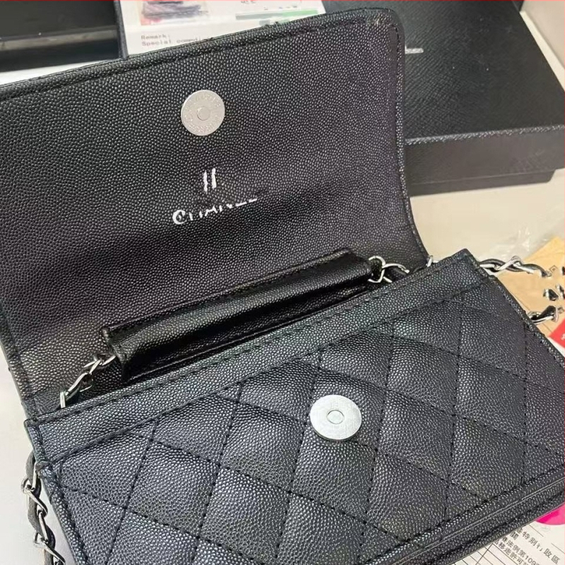 PU crossbody torba, horizontalni kvadratni oblik, zatvaranje s preklopom, podstava od goveđe kože, unutarnji ID pretinac