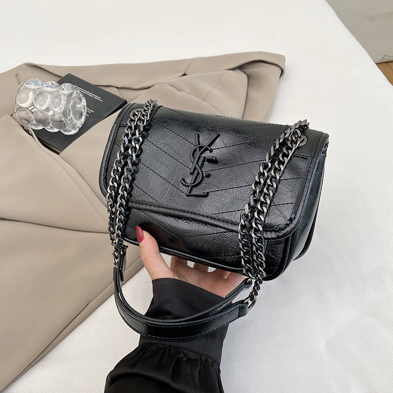 Crossbody torba od PU kože s lančanim remenom, magnetsko zatvaranje, podstava od platna i džep za telefon