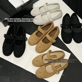 Dámske loafers s okrúhlou špičkou, vnútorná podšívka z vlneného materiálu, stielka z umelej chlpatosti, gumová podrážka, nízky podpätok