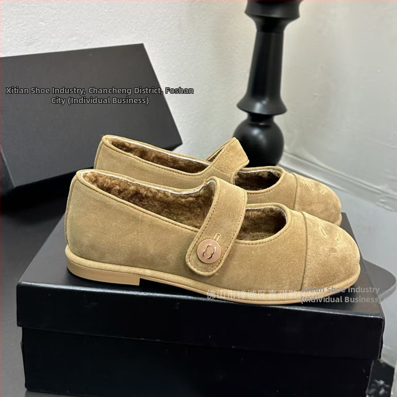 Dámske loafers s okrúhlou špičkou, vnútorná podšívka z vlneného materiálu, stielka z umelej chlpatosti, gumová podrážka, nízky podpätok