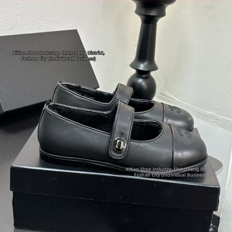 Dámske loafers s okrúhlou špičkou, vnútorná podšívka z vlneného materiálu, stielka z umelej chlpatosti, gumová podrážka, nízky podpätok