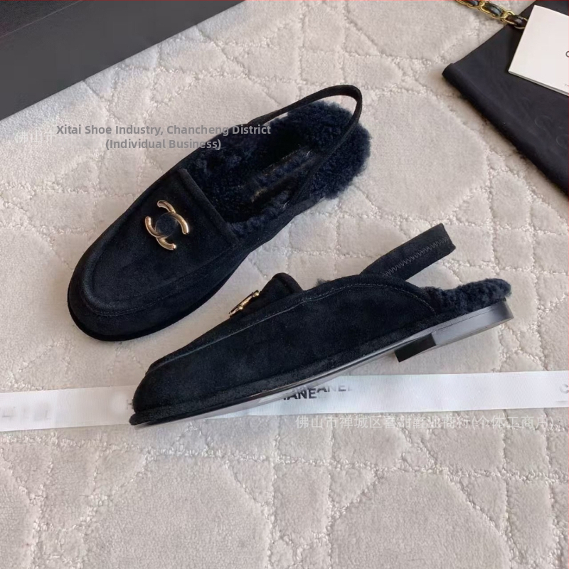 Dámske loafers s okrúhlou špičkou, vnútorná podšívka z vlneného materiálu, stielka z umelej chlpatosti, gumová podrážka, nízky podpätok