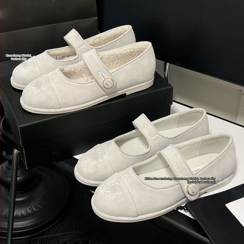 Dámske loafers s okrúhlou špičkou, vnútorná podšívka z vlneného materiálu, stielka z umelej chlpatosti, gumová podrážka, nízky podpätok