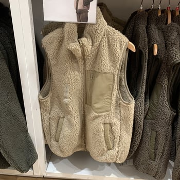 Ανδρικό γιλέκο από τεχνητό δέρμα αρνιού με επένδυση φλίς, κουκούλα, στάσιμος γιακά, σε εφαρμοστό κόψιμο