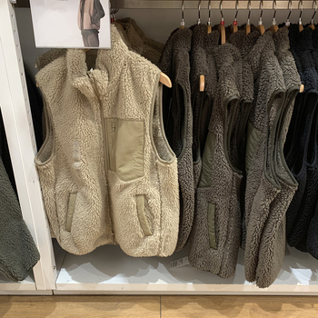 Ανδρικό γιλέκο από τεχνητό δέρμα αρνιού με επένδυση φλίς, κουκούλα, στάσιμος γιακά, σε εφαρμοστό κόψιμο