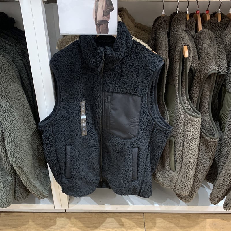 Ανδρικό γιλέκο από τεχνητό δέρμα αρνιού με επένδυση φλίς, κουκούλα, στάσιμος γιακά, σε εφαρμοστό κόψιμο