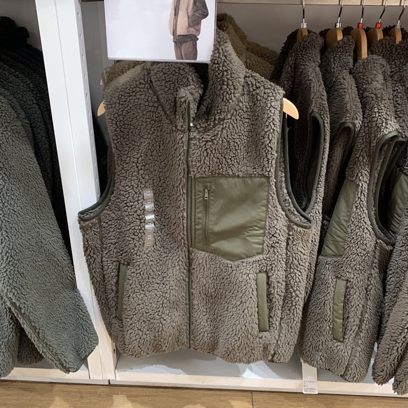 Ανδρικό γιλέκο από τεχνητό δέρμα αρνιού με επένδυση φλίς, κουκούλα, στάσιμος γιακά, σε εφαρμοστό κόψιμο